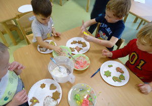 18 Dzieci dekorują ciasteczka